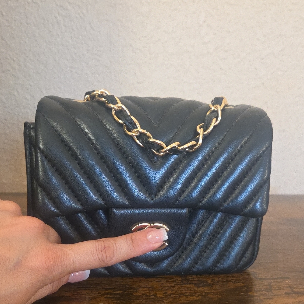 Elegant Black Quilted Handbag
